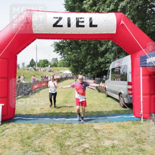 21.06.2025 - 27. Vierlanden-Triathlon MichiJ http://msf.ph/oto/8024821 15.06.2026 11:52:54 Ziel 459, 593, 616 meine-sportfotos.de
