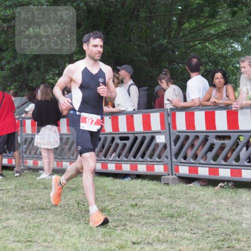 21.06.2025 - 27. Vierlanden-Triathlon KatJ http://msf.ph/oto/8024823 15.06.2025 13:27:22 Ziel 97, 114, 762, 951 meine-sportfotos.de