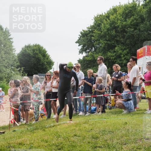 15.06.2025 - 27. Vierlanden-Triathlon KatJ http://msf.ph/oto/8024825 15.06.2025 10:58:08 Schwimmen 640, 647, 705, 762 meine-sportfotos.de