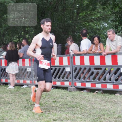 21.06.2025 - 27. Vierlanden-Triathlon KatJ http://msf.ph/oto/8024827 15.06.2025 13:27:22 Ziel 97, 114, 762, 951 meine-sportfotos.de