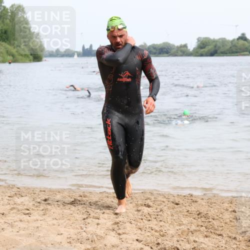 15.06.2025 - 27. Vierlanden-Triathlon Lena Gebhardt http://msf.ph/oto/8024829 15.06.2025 10:56:19 Schwimmen 702, 716, 730, 771 meine-sportfotos.de