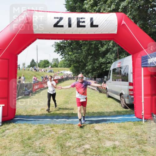 21.06.2025 - 27. Vierlanden-Triathlon MichiJ http://msf.ph/oto/8024830 15.06.2026 11:52:54 Ziel 459, 593, 616 meine-sportfotos.de