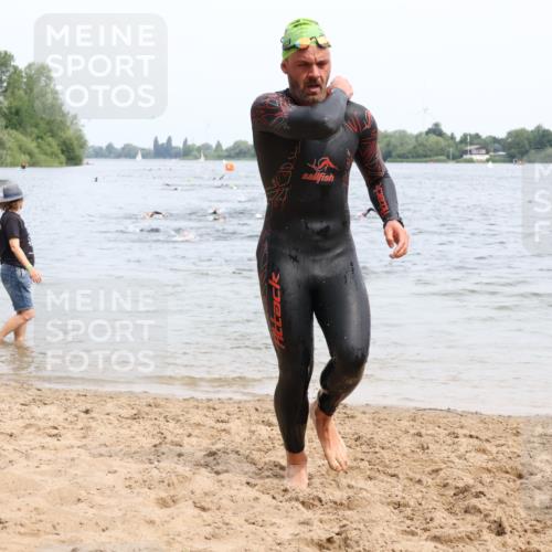 15.06.2025 - 27. Vierlanden-Triathlon Lena Gebhardt http://msf.ph/oto/8024832 15.06.2025 10:56:20 Schwimmen 702, 716, 730, 771 meine-sportfotos.de