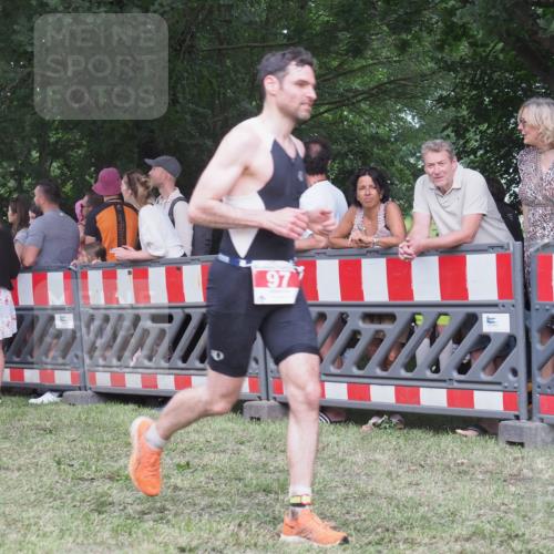 21.06.2025 - 27. Vierlanden-Triathlon KatJ http://msf.ph/oto/8024834 15.06.2025 13:27:22 Ziel 97, 114, 762, 951 meine-sportfotos.de