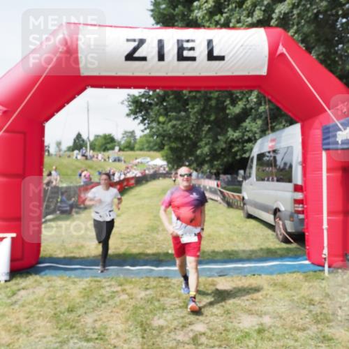 21.06.2025 - 27. Vierlanden-Triathlon MichiJ http://msf.ph/oto/8024839 15.06.2026 11:52:54 Ziel 459, 593, 616 meine-sportfotos.de
