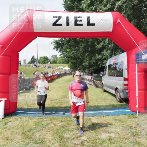 21.06.2025 - 27. Vierlanden-Triathlon MichiJ http://msf.ph/oto/8024846 15.06.2026 11:52:54 Ziel 459, 593, 616 meine-sportfotos.de