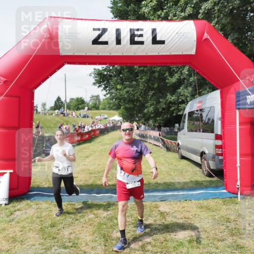 21.06.2025 - 27. Vierlanden-Triathlon MichiJ http://msf.ph/oto/8024853 15.06.2026 11:52:55 Ziel 459, 593, 616 meine-sportfotos.de