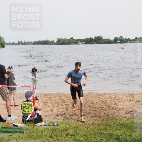 21.06.2025 - 27. Vierlanden-Triathlon MichiJ http://msf.ph/oto/8024856 15.06.2026 10:55:57 Schwimmen 683, 733 meine-sportfotos.de