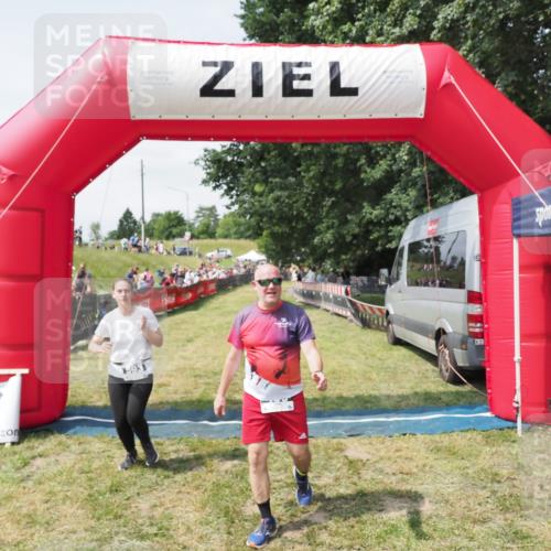 21.06.2025 - 27. Vierlanden-Triathlon MichiJ http://msf.ph/oto/8024862 15.06.2026 11:52:55 Ziel 459, 593, 616 meine-sportfotos.de