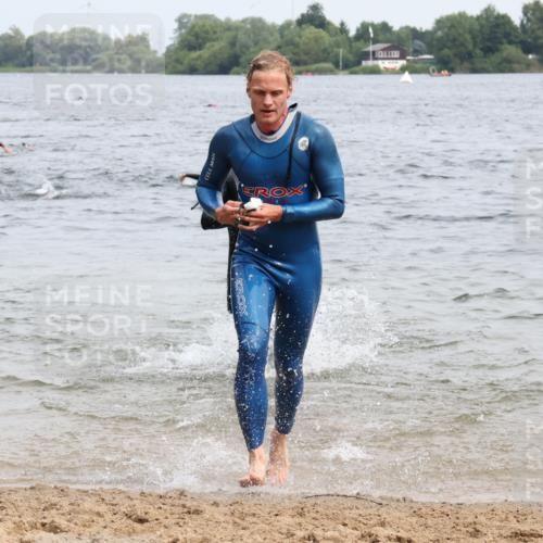 15.06.2025 - 27. Vierlanden-Triathlon Lena Gebhardt http://msf.ph/oto/8024864 15.06.2025 10:56:27 Schwimmen 716, 730, 764, 771 meine-sportfotos.de