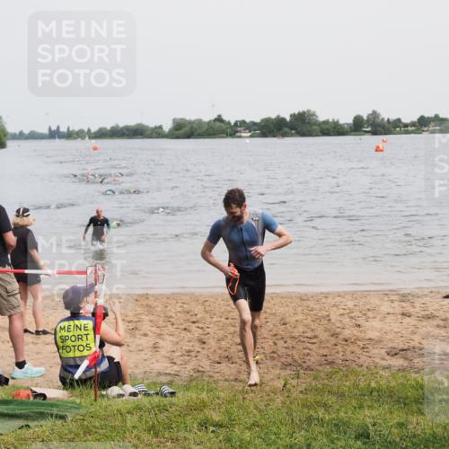 21.06.2025 - 27. Vierlanden-Triathlon MichiJ http://msf.ph/oto/8024866 15.06.2026 10:55:57 Schwimmen 683, 733 meine-sportfotos.de