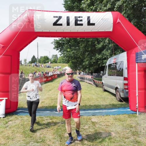 21.06.2025 - 27. Vierlanden-Triathlon MichiJ http://msf.ph/oto/8024871 15.06.2026 11:52:55 Ziel 459, 593, 616 meine-sportfotos.de