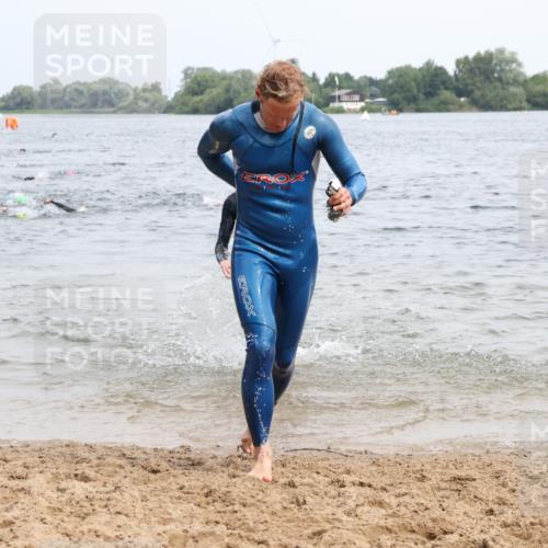 15.06.2025 - 27. Vierlanden-Triathlon Lena Gebhardt http://msf.ph/oto/8024876 15.06.2025 10:56:28 Schwimmen 730, 764, 771 meine-sportfotos.de