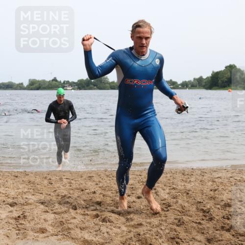 15.06.2025 - 27. Vierlanden-Triathlon Lena Gebhardt http://msf.ph/oto/8024894 15.06.2025 10:56:30 Schwimmen 685, 764, 771 meine-sportfotos.de