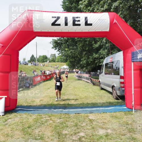 21.06.2025 - 27. Vierlanden-Triathlon MichiJ http://msf.ph/oto/8024913 15.06.2026 11:53:07 Ziel 550 meine-sportfotos.de