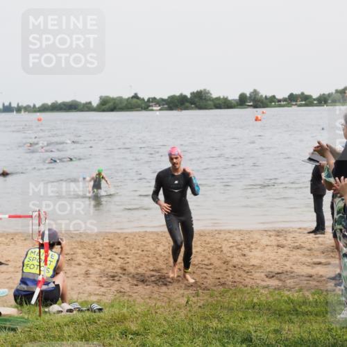 21.06.2025 - 27. Vierlanden-Triathlon MichiJ http://msf.ph/oto/8024920 15.06.2026 10:56:05 Schwimmen 702, 733 meine-sportfotos.de