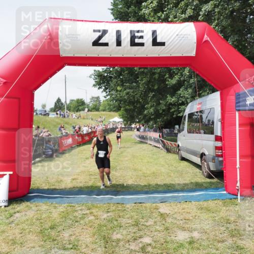 21.06.2025 - 27. Vierlanden-Triathlon MichiJ http://msf.ph/oto/8024923 15.06.2026 11:53:08 Ziel 488, 550 meine-sportfotos.de