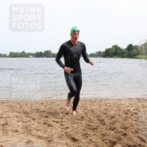 15.06.2025 - 27. Vierlanden-Triathlon Lena Gebhardt http://msf.ph/oto/8024929 15.06.2025 10:56:31 Schwimmen 685, 764, 771 meine-sportfotos.de