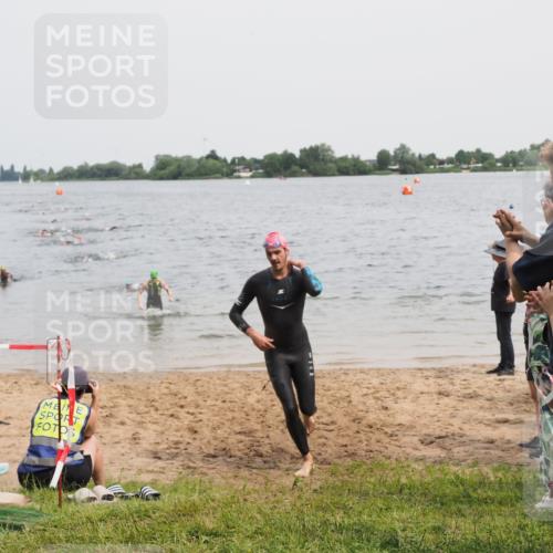 21.06.2025 - 27. Vierlanden-Triathlon MichiJ http://msf.ph/oto/8024941 15.06.2026 10:56:05 Schwimmen 702, 733 meine-sportfotos.de