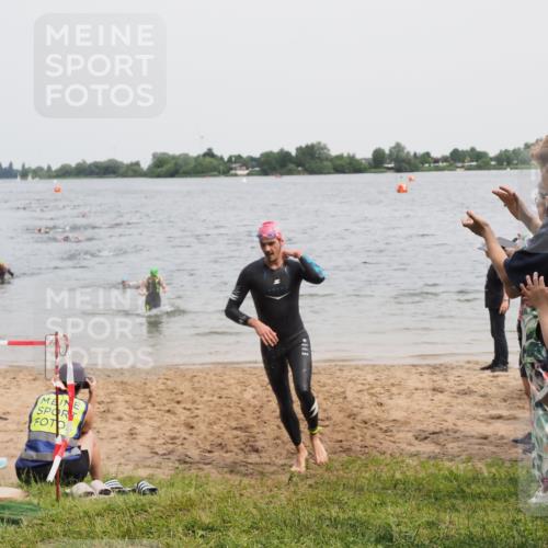 21.06.2025 - 27. Vierlanden-Triathlon MichiJ http://msf.ph/oto/8024951 15.06.2026 10:56:05 Schwimmen 702, 733 meine-sportfotos.de