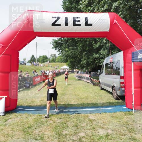 21.06.2025 - 27. Vierlanden-Triathlon MichiJ http://msf.ph/oto/8024964 15.06.2026 11:53:08 Ziel 488, 550 meine-sportfotos.de