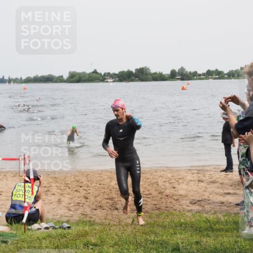 21.06.2025 - 27. Vierlanden-Triathlon MichiJ http://msf.ph/oto/8024968 15.06.2026 10:56:05 Schwimmen 702, 733 meine-sportfotos.de