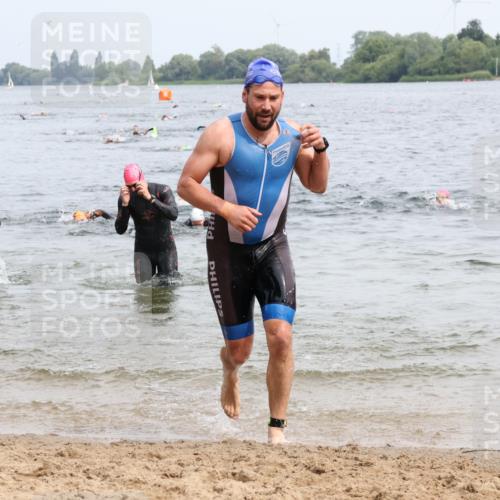 15.06.2025 - 27. Vierlanden-Triathlon Lena Gebhardt http://msf.ph/oto/8024969 15.06.2025 10:56:38 Schwimmen 642, 685, 691, 764, 771 meine-sportfotos.de