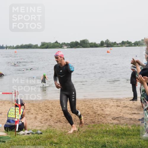 21.06.2025 - 27. Vierlanden-Triathlon MichiJ http://msf.ph/oto/8024982 15.06.2026 10:56:05 Schwimmen 702, 733 meine-sportfotos.de
