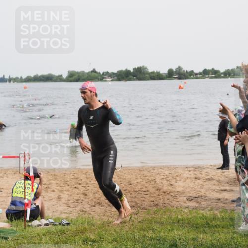 21.06.2025 - 27. Vierlanden-Triathlon MichiJ http://msf.ph/oto/8024990 15.06.2026 10:56:06 Schwimmen 702, 733 meine-sportfotos.de