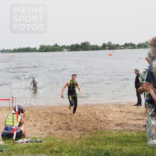 21.06.2025 - 27. Vierlanden-Triathlon MichiJ http://msf.ph/oto/8025036 15.06.2026 10:56:11 Schwimmen 702, 716, 733 meine-sportfotos.de