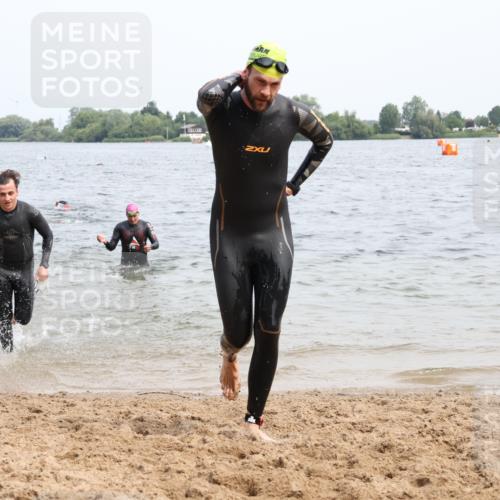 15.06.2025 - 27. Vierlanden-Triathlon Lena Gebhardt http://msf.ph/oto/8025042 15.06.2025 10:56:50 Schwimmen 642, 651, 654, 688, 691, 711, 718, 755 meine-sportfotos.de