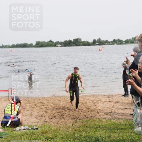 21.06.2025 - 27. Vierlanden-Triathlon MichiJ http://msf.ph/oto/8025075 15.06.2026 10:56:12 Schwimmen 702, 716, 730, 733 meine-sportfotos.de