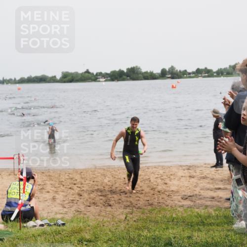 21.06.2025 - 27. Vierlanden-Triathlon MichiJ http://msf.ph/oto/8025083 15.06.2026 10:56:12 Schwimmen 702, 716, 730, 733 meine-sportfotos.de