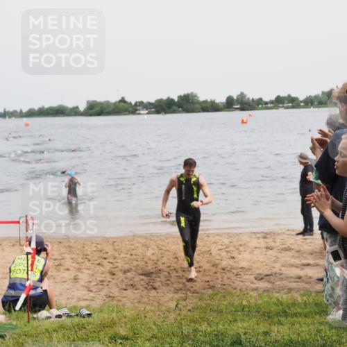 21.06.2025 - 27. Vierlanden-Triathlon MichiJ http://msf.ph/oto/8025090 15.06.2026 10:56:12 Schwimmen 702, 716, 730, 733 meine-sportfotos.de