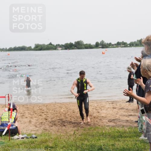 21.06.2025 - 27. Vierlanden-Triathlon MichiJ http://msf.ph/oto/8025104 15.06.2026 10:56:12 Schwimmen 702, 716, 730, 733 meine-sportfotos.de