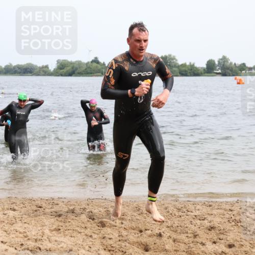 15.06.2025 - 27. Vierlanden-Triathlon Lena Gebhardt http://msf.ph/oto/8025113 15.06.2025 10:56:53 Schwimmen 642, 651, 654, 688, 691, 711, 718, 755 meine-sportfotos.de