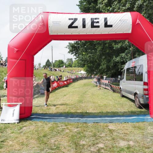 21.06.2025 - 27. Vierlanden-Triathlon MichiJ http://msf.ph/oto/8025114 15.06.2026 11:54:54 Ziel 421 meine-sportfotos.de