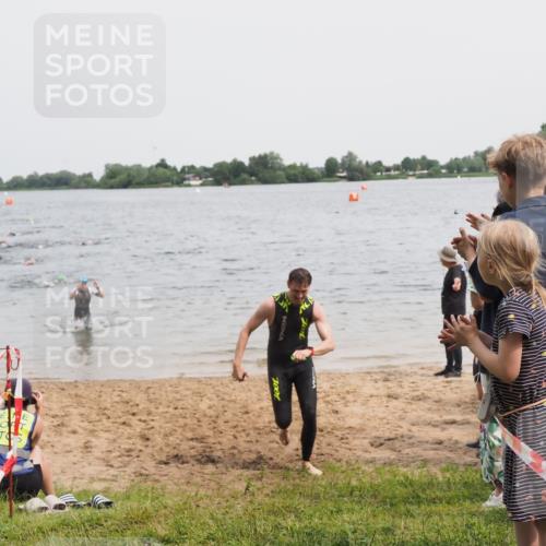 21.06.2025 - 27. Vierlanden-Triathlon MichiJ http://msf.ph/oto/8025115 15.06.2026 10:56:12 Schwimmen 702, 716, 730, 733 meine-sportfotos.de