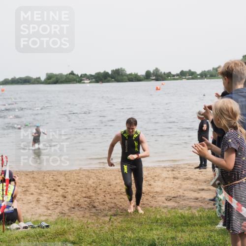 21.06.2025 - 27. Vierlanden-Triathlon MichiJ http://msf.ph/oto/8025121 15.06.2026 10:56:12 Schwimmen 702, 716, 730, 733 meine-sportfotos.de
