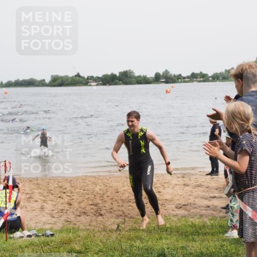 21.06.2025 - 27. Vierlanden-Triathlon MichiJ http://msf.ph/oto/8025143 15.06.2026 10:56:13 Schwimmen 702, 716, 730 meine-sportfotos.de