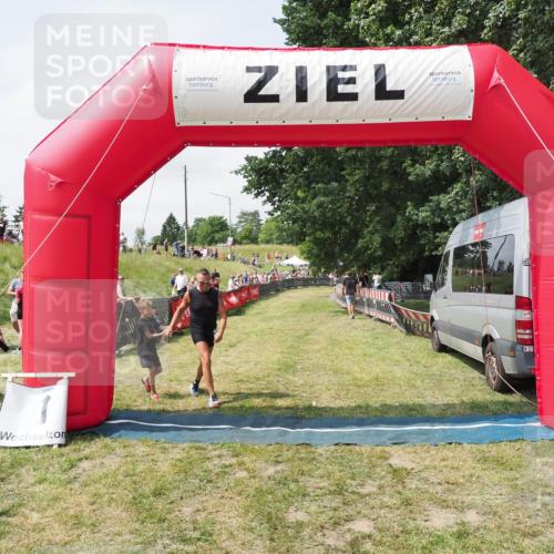 21.06.2025 - 27. Vierlanden-Triathlon MichiJ http://msf.ph/oto/8025154 15.06.2026 11:54:56 Ziel 421 meine-sportfotos.de