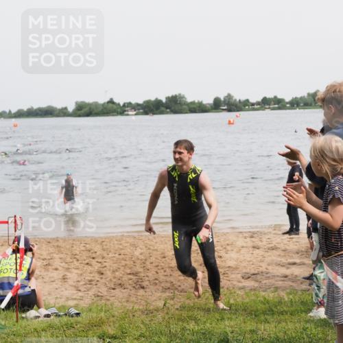 21.06.2025 - 27. Vierlanden-Triathlon MichiJ http://msf.ph/oto/8025159 15.06.2026 10:56:13 Schwimmen 702, 716, 730 meine-sportfotos.de