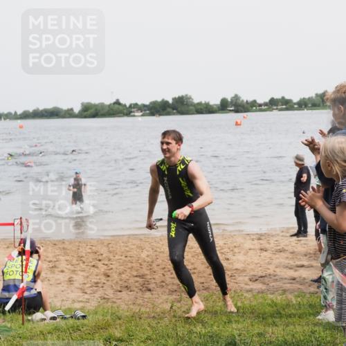 21.06.2025 - 27. Vierlanden-Triathlon MichiJ http://msf.ph/oto/8025162 15.06.2026 10:56:13 Schwimmen 702, 716, 730 meine-sportfotos.de