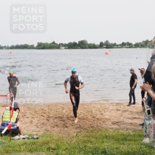 21.06.2025 - 27. Vierlanden-Triathlon MichiJ http://msf.ph/oto/8025167 15.06.2026 10:56:19 Schwimmen 702, 716, 730 meine-sportfotos.de