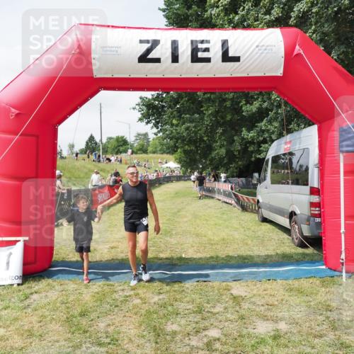 21.06.2025 - 27. Vierlanden-Triathlon MichiJ http://msf.ph/oto/8025169 15.06.2026 11:54:57 Ziel 421 meine-sportfotos.de