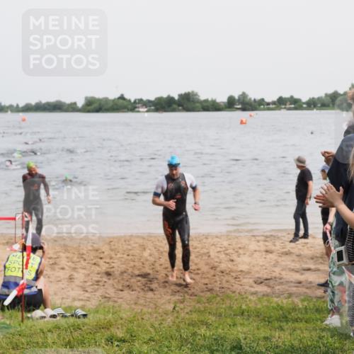 21.06.2025 - 27. Vierlanden-Triathlon MichiJ http://msf.ph/oto/8025173 15.06.2026 10:56:19 Schwimmen 702, 716, 730 meine-sportfotos.de
