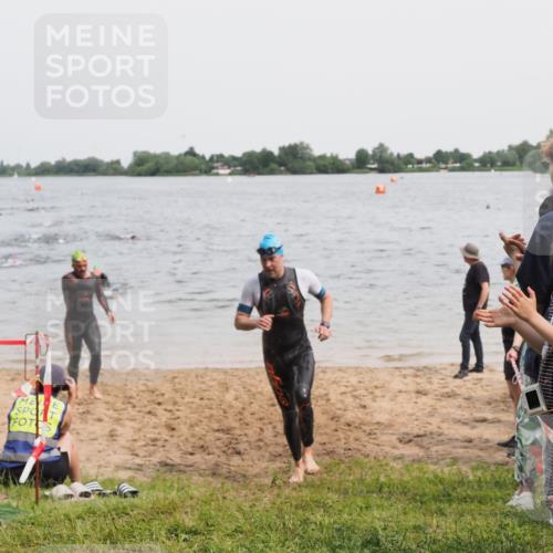 21.06.2025 - 27. Vierlanden-Triathlon MichiJ http://msf.ph/oto/8025189 15.06.2026 10:56:20 Schwimmen 702, 716, 730 meine-sportfotos.de