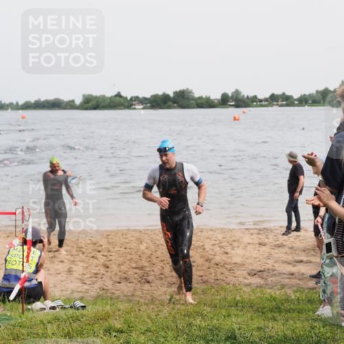 21.06.2025 - 27. Vierlanden-Triathlon MichiJ http://msf.ph/oto/8025190 15.06.2026 10:56:20 Schwimmen 702, 716, 730 meine-sportfotos.de