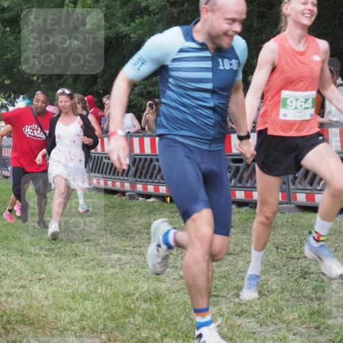 21.06.2025 - 27. Vierlanden-Triathlon KatJ http://msf.ph/oto/8025193 15.06.2025 13:27:47 Ziel 26, 686, 964, 1058, 1059, 1060 meine-sportfotos.de