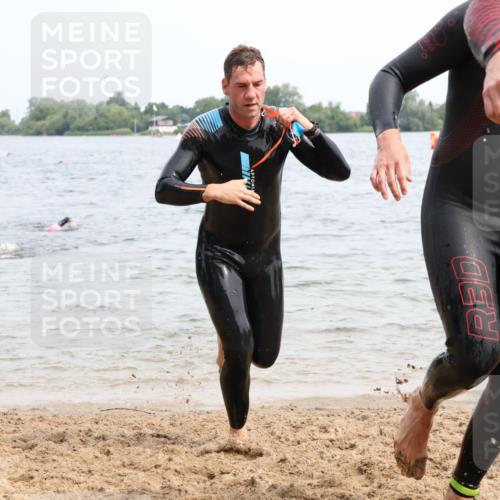 15.06.2025 - 27. Vierlanden-Triathlon Lena Gebhardt http://msf.ph/oto/8025194 15.06.2025 10:56:59 Schwimmen 651, 654, 688, 711, 718, 755 meine-sportfotos.de